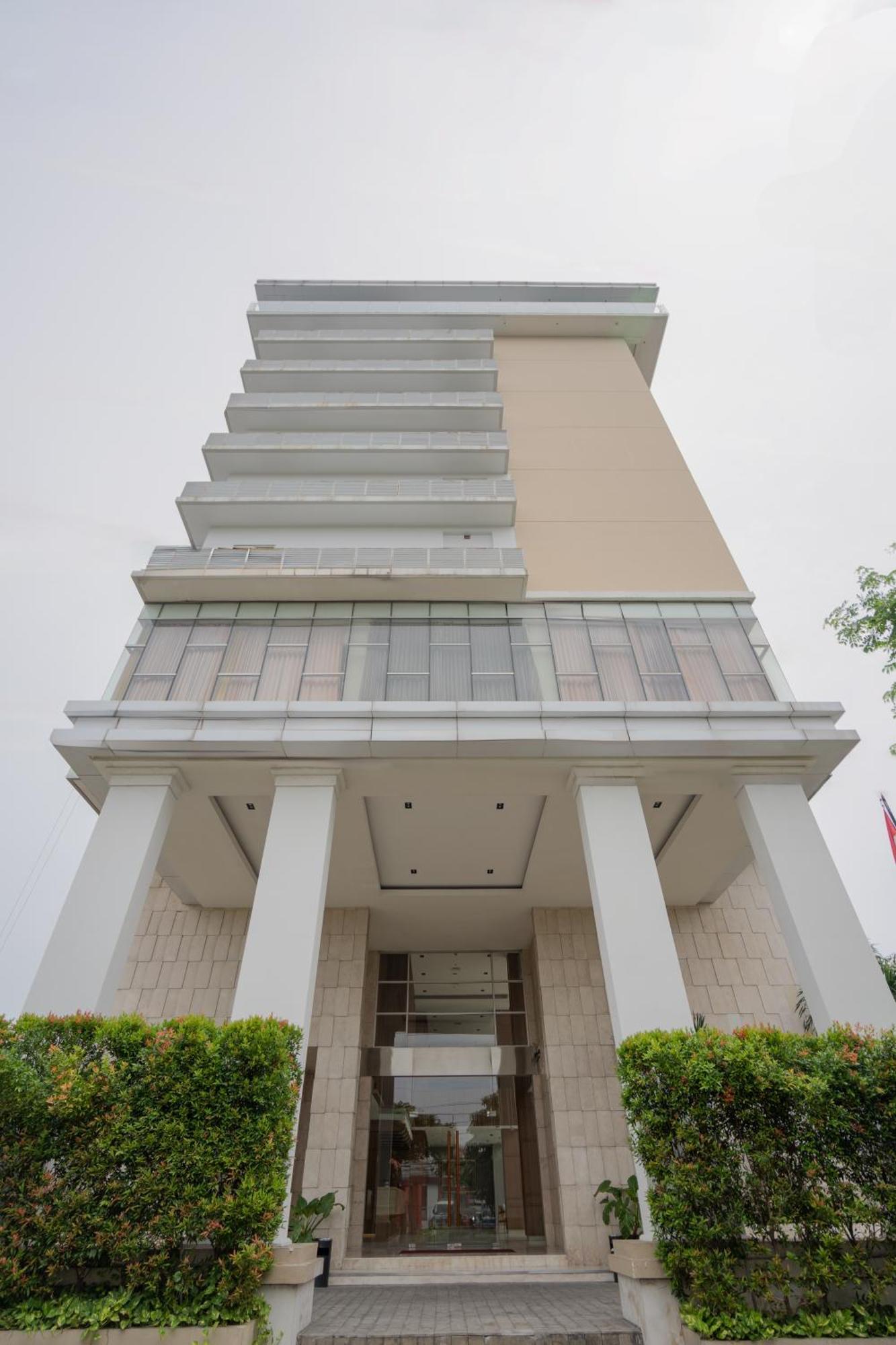 The Capital Hotel Surabaya Exterior foto